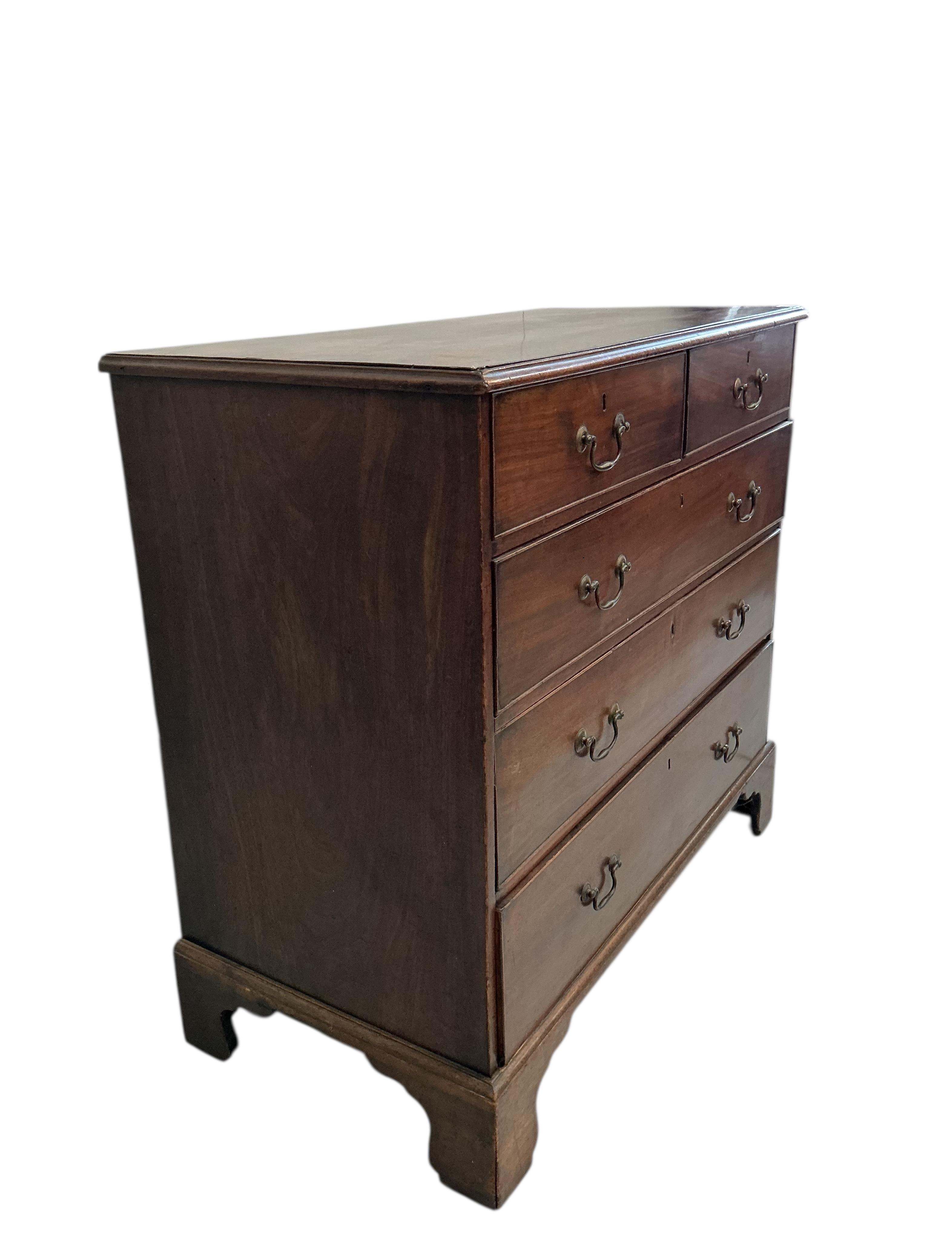 A George III mahogany chest of drawers, width 109cm, depth 53cm, height 102cm